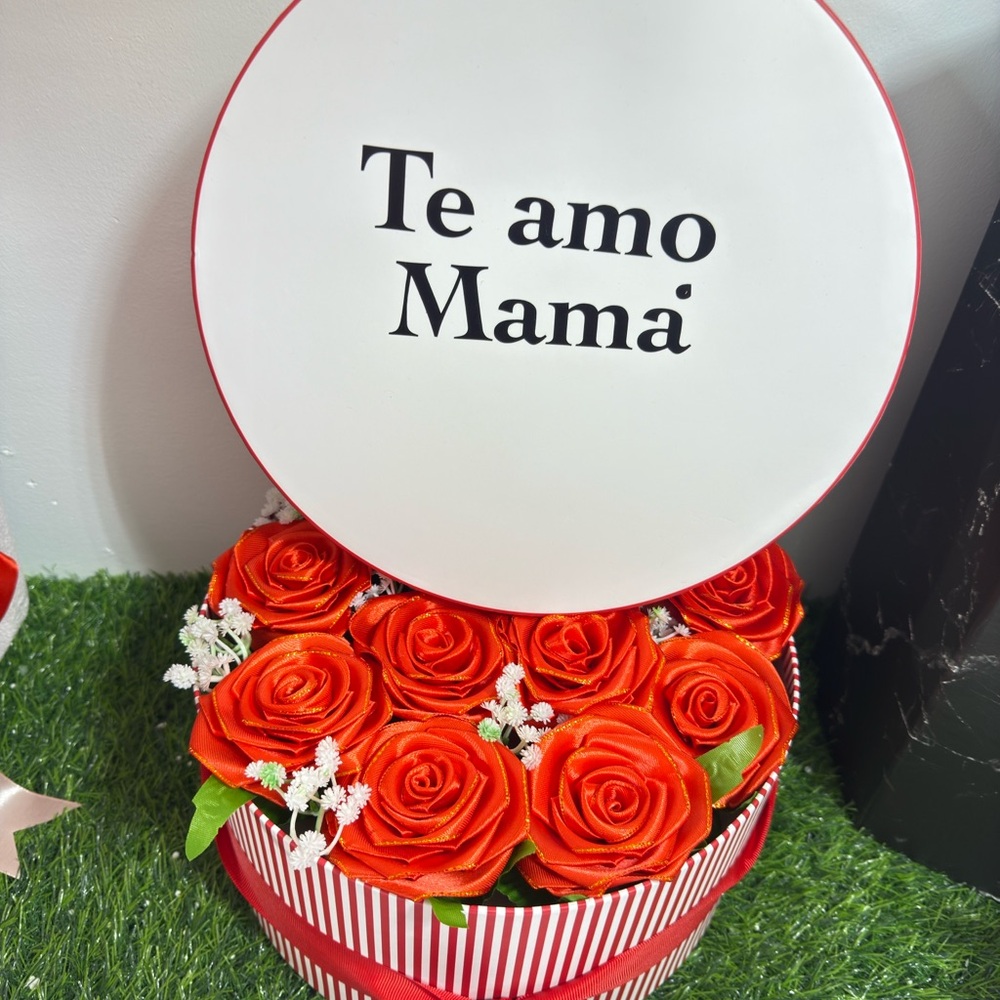 Red Rose Gift Box with 'Te amo Mamá' Lid
